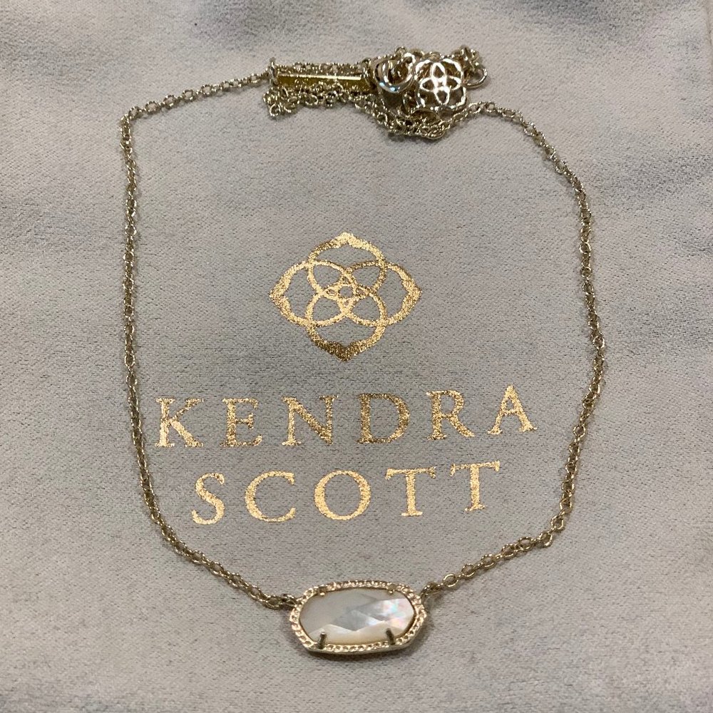 Elisa Pendant Necklace in Ivory Pearl